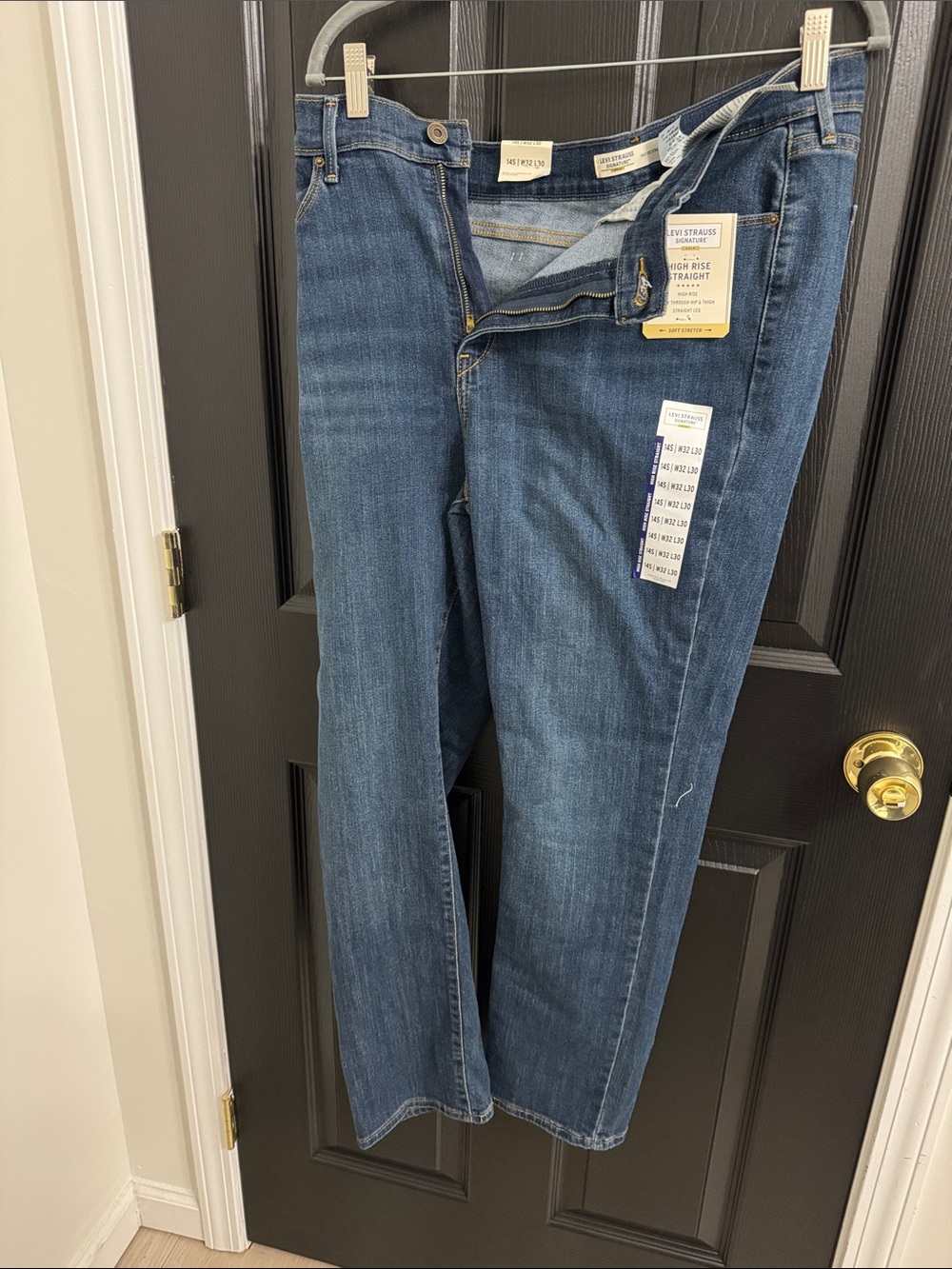 Levi's Straight Leg Women's Jeans in Medium Blue Denim